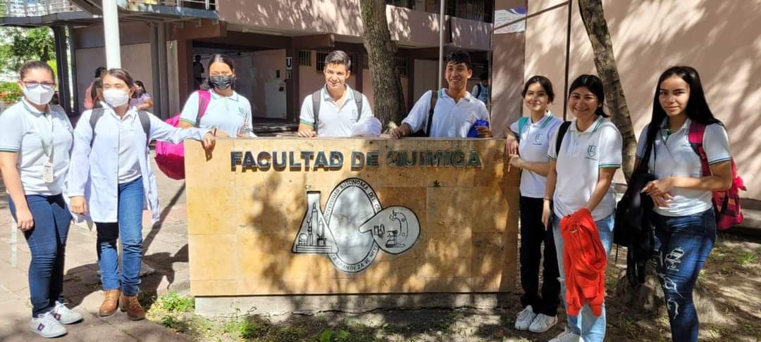 Alumnos del Liceo en la Facultad de Química